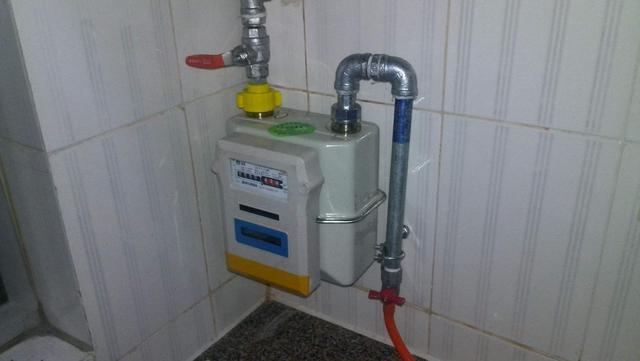 天然气是管道输送,一般会在用户家中安装一个燃气表,来对使用的天然气